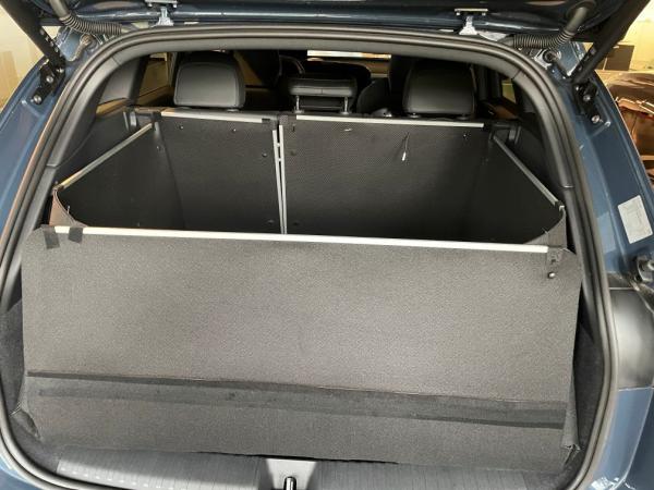 Der Kofferraumschutz schützt hochgeklappt  die Heckklappe